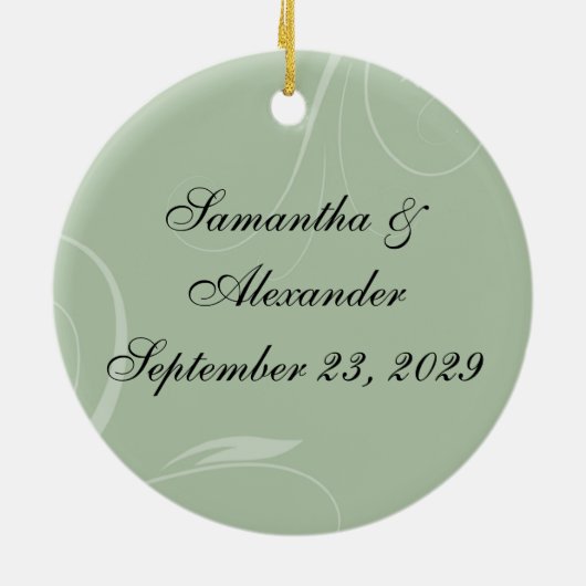 セージグリーンおよび柔らかいブラウンの様式化されたエコの木 セラミックオーナメント (裏面)