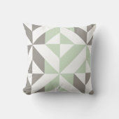 セージグリーンおよび銀製の幾何学的なジグザグ形 クッション (正面)