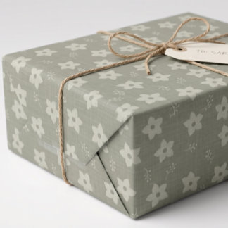 セージグリーンとクリーム色の水仙のフラワープリント コテージコアスタイル ラッピングペーパー