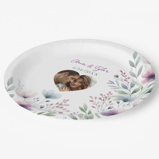 セージグリーンとプラムパープルのボタニカルウェディング ペーパープレート (アングル)