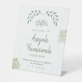 セージグリーンのイスラム教アキカ歓迎看板 台座サイン (正面)