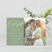 セージグリーンのカップルフォトエンゲージメント 案内状 (スタンド正面)