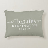 セージグリーンのスクリプトタイポグラフィー パーソナライズド Mr Mrs アクセントクッション (正面)