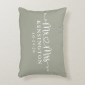 セージグリーンのスクリプトタイポグラフィー パーソナライズド Mr Mrs アクセントクッション (正面(垂直))