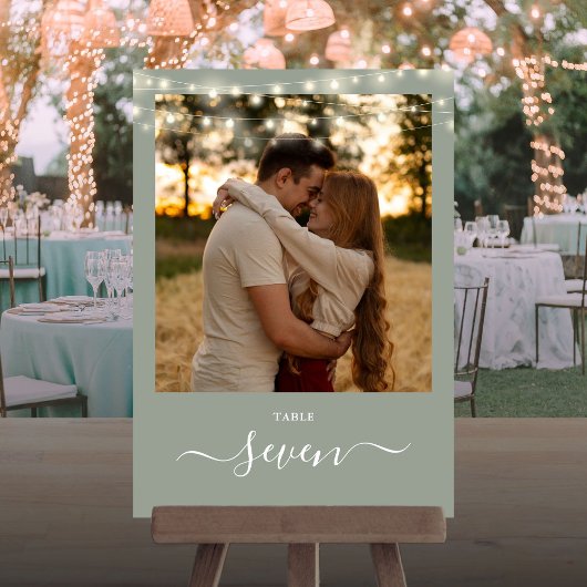 セージグリーンのストリングライト付き写真テーブルナンバー 招待状