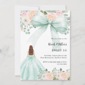 セージグリーンのドレスとピンクの花のスイート16 招待状 (正面)