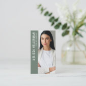 セージグリーンのプロフェッショナルロゴ写真入り 名刺 (スタンド正面)