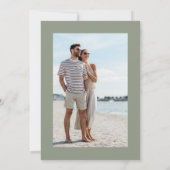 セージグリーンのモダン ボーホー ワイルドフラワー ウェディング フォト セーブザデート (裏面)