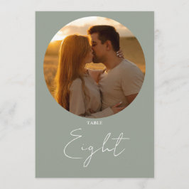 セージグリーンのモダン ミニマル スクリプト テーブル ナンバー 招待状