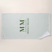 セージグリーンのモノグラムイニシャル名 ビーチタオル (正面)