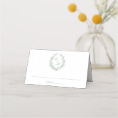 セージグリーンのモノグラムボタニカルリースの結婚式 プレイスカード (正面)