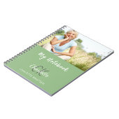 セージグリーンの写真モノグラム名前 ノートブック (左側)