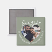 セージグリーンの写真 現代のスクリプトで「Save the Date」 マグネット (正面/裏面)