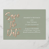 セージグリーンの背景にモダンな大きなフォントで「Save the Date」 箔招待状 (正面)
