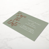 セージグリーンの背景にモダンな大きなフォントで「Save the Date」 箔招待状 (回転した状態)