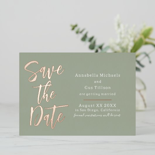 セージグリーンの背景にモダンな大きなフォントで「Save the Date」 箔招待状 (立ち正面)