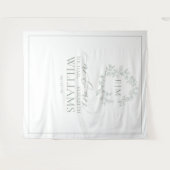 セージグリーンの葉の多いクレストモノグラムのウェディングフォト タペストリー (正面(横))