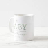 セージグリーンの野の花の赤ちゃんお披露目コーヒーマグ コーヒーマグカップ (正面左)