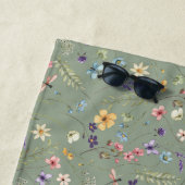 セージグリーンの野生の花と蝶 ビーチタオル (インサイチュ)