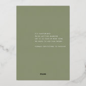 セージグリーンはっきりしたミニマリスト結婚式の日付を保存 箔招待状 (裏面)