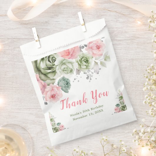 セージグリーンアンドピンクフローラ誕生日 フェイバーバッグ (クリップ留めされた状態)