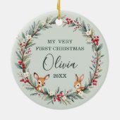 セージグリーンウッドランドベビー初めてのクリスマス写真 セラミックオーナメント (裏面)