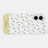 セージグリーンオリーブの枝モノグラム名 iPhone 16ケース (裏面横)
