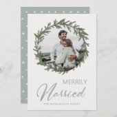 セージグリーンクリスマスリースフォトメリリ結婚したー シーズンカード (正面/裏面)