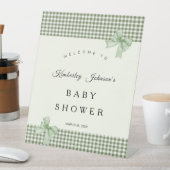 セージグリーンジンガムベビーシャワー招待状&ボーズ 台座サイン (インサイチュ)