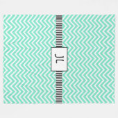 セージグリーンブラックストライプのフリースブモノグラムのレンケ フリースブランケット (正面(横))