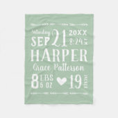 セージグリーンベビーガール誕生統計キープサケ フリースブランケット (正面)