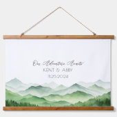 セージグリーンマウンテンウォーター結婚カラーズゲストブック 吊り下げ型タペストリー (正面)