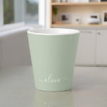 セージグリーンミニマルモダンリストモノグラエレガントム カフェラテマグ<br><div class="desc">Sage Green Minimalist Monogramコレクションモダンの紹介エレガント：穏やかな洗練と時代を超越したエレガンスで、あなたの美意識を高める。私たちのコレクションは、あなたの個人スタイルに合わせた洗練されたモノグラムによって補完された穏やかな緑の色合いのミニマルなデザインを紹介する。洗練された文房具から多彩なアクセサリーまで、コレクション内の各作品は、どんな場面でも表現できるように細心の注意を払って作られている。あなたは名刺、レターヘッド、あるいは味わい深いホームデザインを求める場合でも、私たちのミニマルなデザインはプロ意識と洗練を醸し出すクリーンで美コンテンポラリーしい外観を提供している。Sage Green Minimalist モダン Monogram Collectionは、その落ち着いたカラーパレットとミニマルな魅力を備えエレガント、シンプルさの美しいを味わう人に最適なコレクションである。エレガンスで自分のパーソナライズされたマークを作り、洗練の本質を受け入れモダンなさい。ビジネス用でも個人用でも、トレンドを超えスタイリッシュて、その控えめな魅力に魅了されるソリューションを提供。</div>