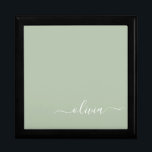 セージグリーンミニマルモダンリストモノグラエレガントム ギフトボックス<br><div class="desc">Sage Green Minimalist Monogramコレクションモダンの紹介エレガント：穏やかな洗練と時代を超越したエレガンスで、あなたの美意識を高める。私たちのコレクションは、あなたの個人スタイルに合わせた洗練されたモノグラムによって補完された穏やかな緑の色合いのミニマルなデザインを紹介する。洗練された文房具から多彩なアクセサリーまで、コレクション内の各作品は、どんな場面でも表現できるように細心の注意を払って作られている。あなたは名刺、レターヘッド、あるいは味わい深いホームデザインを求める場合でも、私たちのミニマルなデザインはプロ意識と洗練を醸し出すクリーンで美コンテンポラリーしい外観を提供している。Sage Green Minimalist モダン Monogram Collectionは、その落ち着いたカラーパレットとミニマルな魅力を備えエレガント、シンプルさの美しいを味わう人に最適なコレクションである。エレガンスで自分のパーソナライズされたマークを作り、洗練の本質を受け入れモダンなさい。ビジネス用でも個人用でも、トレンドを超えスタイリッシュて、その控えめな魅力に魅了されるソリューションを提供。</div>