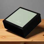 セージグリーンミニマルモダンリストモノグラエレガントム ギフトボックス<br><div class="desc">Sage Green Minimalist Monogramコレクションモダンの紹介エレガント：穏やかな洗練と時代を超越したエレガンスで、あなたの美意識を高める。私たちのコレクションは、あなたの個人スタイルに合わせた洗練されたモノグラムによって補完された穏やかな緑の色合いのミニマルなデザインを紹介する。洗練された文房具から多彩なアクセサリーまで、コレクション内の各作品は、どんな場面でも表現できるように細心の注意を払って作られている。あなたは名刺、レターヘッド、あるいは味わい深いホームデザインを求める場合でも、私たちのミニマルなデザインはプロ意識と洗練を醸し出すクリーンで美コンテンポラリーしい外観を提供している。Sage Green Minimalist モダン Monogram Collectionは、その落ち着いたカラーパレットとミニマルな魅力を備えエレガント、シンプルさの美しいを味わう人に最適なコレクションである。エレガンスで自分のパーソナライズされたマークを作り、洗練の本質を受け入れモダンなさい。ビジネス用でも個人用でも、トレンドを超えスタイリッシュて、その控えめな魅力に魅了されるソリューションを提供。</div>