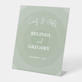 セージグリーンモダンモノグラムのウェディングカード&ギフト 台座サイン (正面)