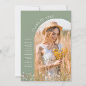 セージグリーンワイルドフラワー卒業パーティーアーチ写真 招待状 (正面)