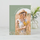 セージグリーンワイルドフラワー卒業パーティーアーチ写真 招待状 (スタンド正面)