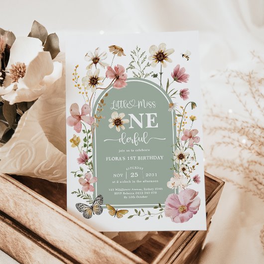 セージグリーンワイルドフラワー恋しく思オネダーフル1歳の誕生日 招待状