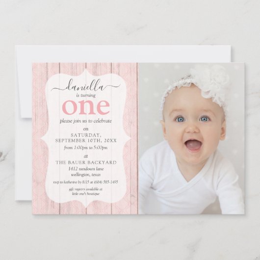 セージグリーン素朴ピンクフローラウッド誕生日写真 招待状 (正面)