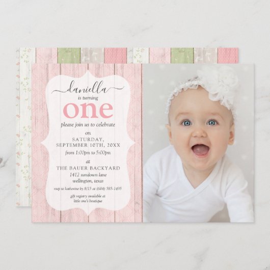 セージグリーン素朴ピンクフローラウッド誕生日写真 招待状 (正面/裏面)