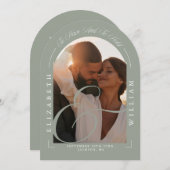 セージグリーン エレガント フォト アーチ カリグラフィー ウェディング 招待状 (正面/裏面)