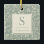 セージスタイリッシュフローラルパターンファームハモノグラムのウス セラミックオーナメント<br><div class="desc">サージュパーソナライズされたスタイリッシュグリーンフローラルパターモダンンファームハウスクリスマスオーナメント</div>