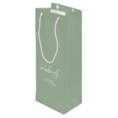 セージパーソナライズされたグリーン名ウェディングパーティーの好意 ワインギフトバッグ (裏面アングル)