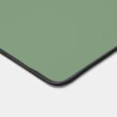 セージモダングリーンと白ワイルドフラワーモノグラム デスクマット (コーナー)