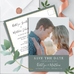 セージモダングリーンタイポグラフィシンプルフォト結婚ズ 案内ポストカード<br><div class="desc">Sage Greenモダンタイポグラフィシンプル写真の結婚式の日付の発表はがきを保存。あなたの家族、友人や同僚に知らせなさい結婚あなたのお祝いの日付を設定しエレガントてスタイリッシュ、結婚式は日付の招待カーモダンドを保存する。すべての文字は、自分の詳細で簡単かつ迅速にパーソナライズするために事前に配置されている。</div>