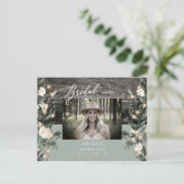 セージ素朴の葉のライトと白フローラ インビテーションポストカード (スタンド正面)