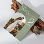 セージ結婚グリーン | ミニマエレガントリストのArch写真 テーブルナンバー<br><div class="desc">このセージエレガントグリーンテーブル番号カードであなたの結婚式のレセプションに自然なtouchをもたらす。クリーンなミニマルなレイアウト、優雅なスクリプト文字、およびオプションのアーチ形の写真を備えた、このミュートされた緑のデザインは、素朴モダン、または植物的なテーマの結婚式に最適である。柔らかい緑のトーンと微妙なスタイリングを愛するカップルに理想的。このテーブルカードは、アイボリー、テラコッタ自然、赤面などのカラーパレットと簡単に融合する。おカスタマイズ客様の雰囲気に合わせて表の番号と写真を結婚お届け。</div>