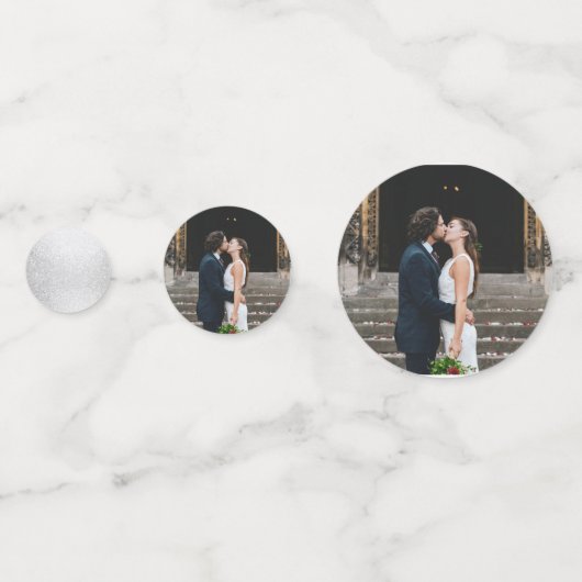 セージ緑と白のフローラ結婚のテーブル コンフェッティ (裏面)