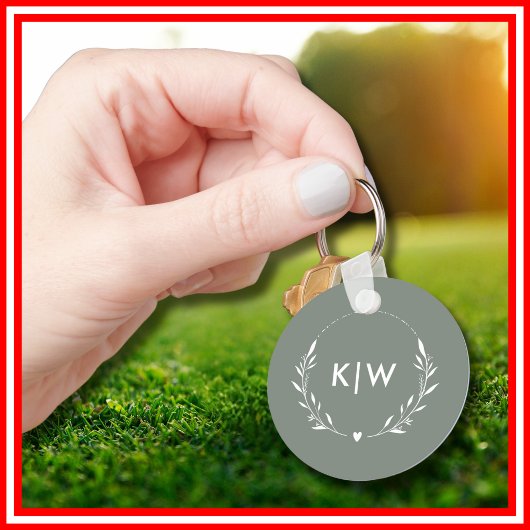 セージ緑と白 | イニシャルモダンモノグラム キーホルダー